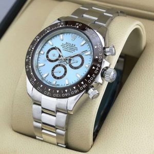 ساعه من rolex تعمل بعدادات بلون ازرق وسير فضى من المعدن