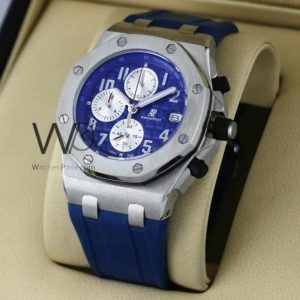 ساعه منِ Audemars Piguet تعمل بعدادات بلون ازرق وسير ازرق من المطاط