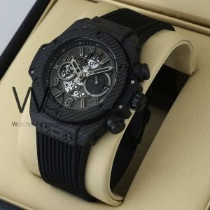 ساعه من Hublot تعمل بعدادات بلون اسود وسير اسود من المطاط