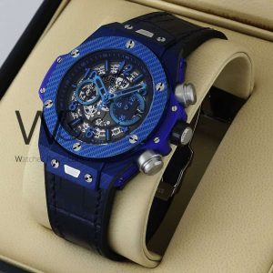 ساعه من Hublot تعمل بعدادات بلون ازرق وسير ازرق من المطاط