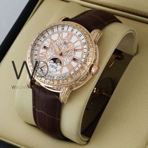 ساعة من Patek Philippe تعمل بعدادات بلون ابيض وسير بنى من الجلد الطبيعى
