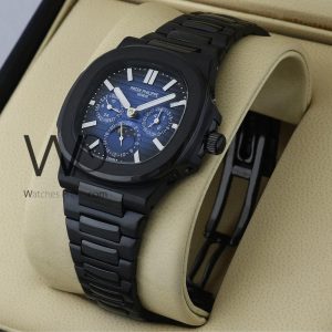 ساعة من Patek Philippe تعمل بعدادات بلون ازرق وسير اسود من المعدن