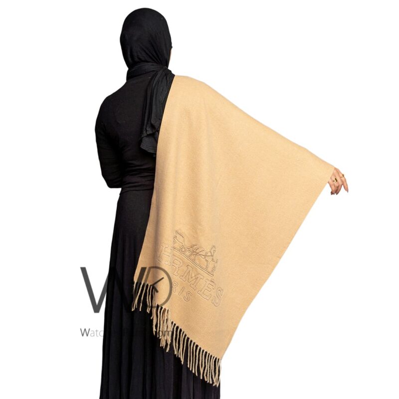 شال سكارف ماركة هيرميس من صوف الكشمير بلون بيج فاتح | واتشز برايم
