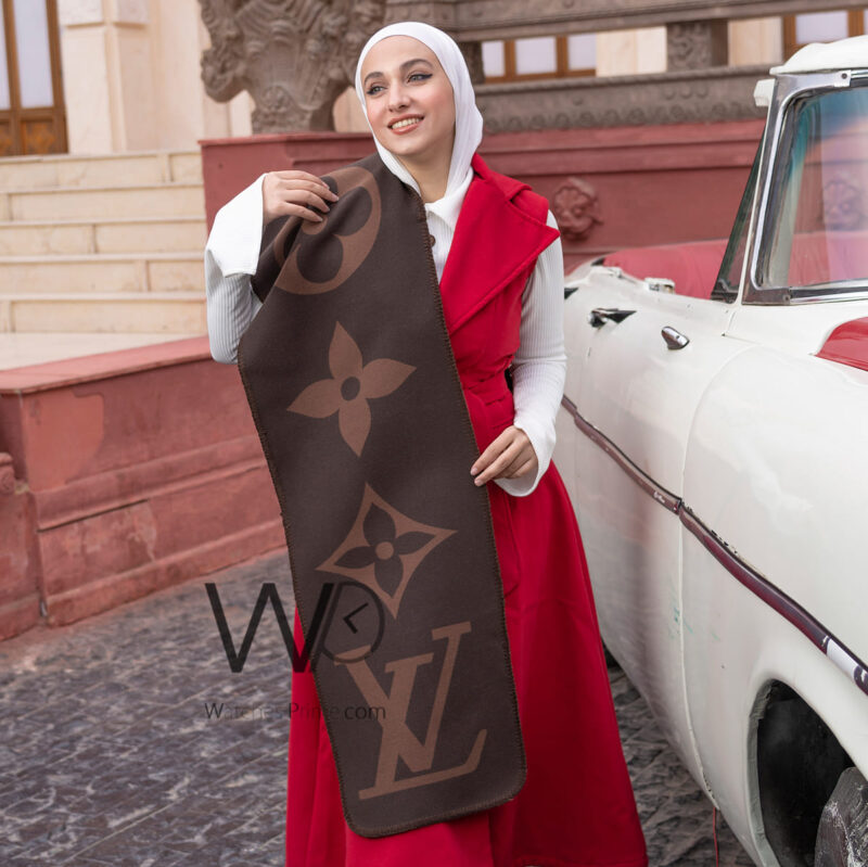 شال سكارف ماركة لويس فيتون LV من صوف الكشمير بلون بني ذهبي | واتشز برايم