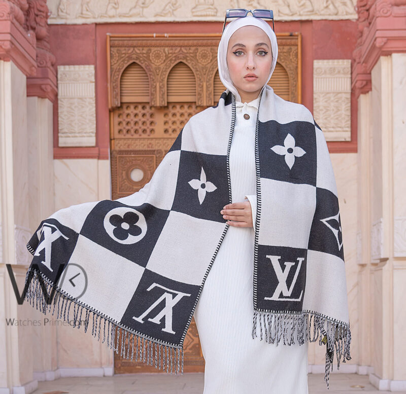 شال سكارف ماركة لويس فيتون LV من صوف الكشمير بلون رمادي ابيض | واتشز برايم