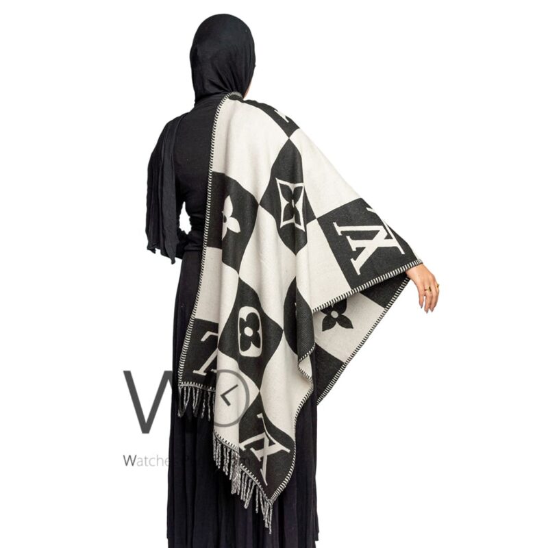 شال سكارف ماركة لويس فيتون LV من صوف الكشمير بلون رمادي ابيض | واتشز برايم